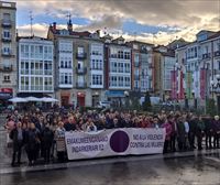 Representantes de las Juntas Generales de Araba y del Ayuntamiento de Gasteiz contra la violencia machista