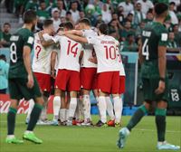 Polonia se impone a Arabia Saudí (2-0) con goles de Zielinski y Lewandowski
