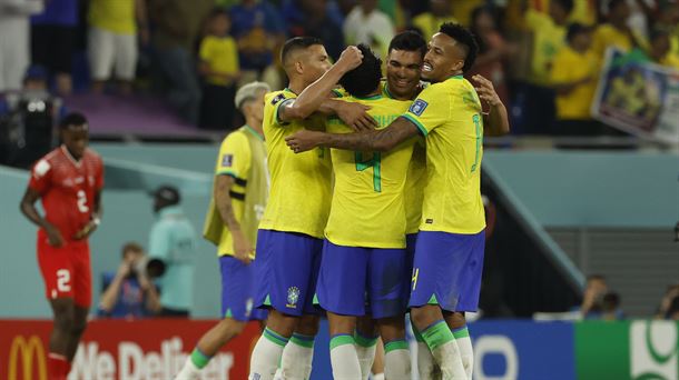 Los jugadores de Brasil abrazan a Casemiro