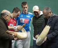 Stefano Domenicali y Carmelo Ezpeleta disfrutan de sendas exhibiciones de cesta y pelota en el Labrit
