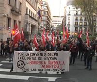 Trabajadores del metal llevan la protesta ante la sede del PNV en protesta por la actuación de la Ertzaintza