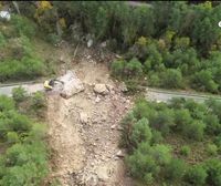 Cortada la carretera de acceso a Ilurdotz por un desprendimiento de tierra