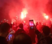 Los aficionados de Marruecos celebran en el barrio de San Francisco de Bilbao el pase a octavos