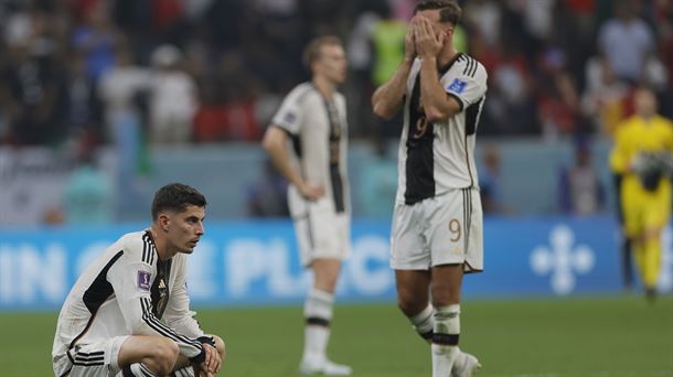 Jugadores de Alemania, lamentando la eliminación. Foto: EFE