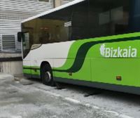 Aparecen dañados varios autobuses de Bizkaibus en las cocheras el Valle de Trápaga