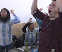 Alegría de los argentinos que viven en Bilbao tras el pase de la albiceleste a los cuartos del Mundial