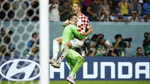 Pasalic (el anotador del último tanto de Croacia) abraza a Livakovic