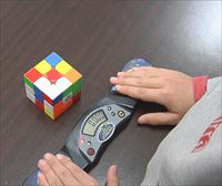 23 segundo pasatxoan lortu du Jonek Rubik kuboa egitea
