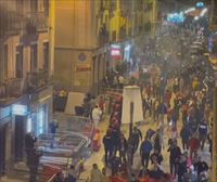Aficionados marroquíes celebran el pase en las calles de Bilbao ante la presencia policial