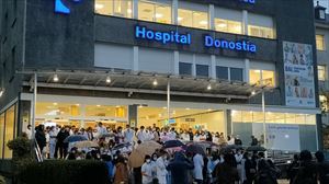 Un centenar de profesionales y pacientes de la OSI Donostialdea piden la readmisión del personal cesado