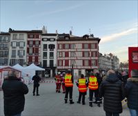 Reabren la plaza del Mercado de Baiona y varias calles que habían sido desalojadas por precaución
