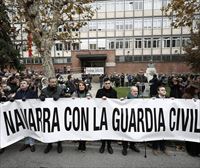 Un millar de personas muestran su apoyo a la Guardia Civil en Pamplona