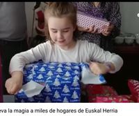 Las sonrisas iluminan las caras de los niñas y las niñas al ver y abrir los regalos que ha dejado Olentzero