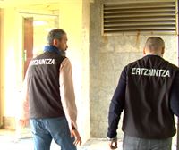 La Ertzaintza inspecciona los locales de los cotillones para comprobar si cumplen con las medidas de seguridad