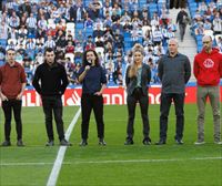 La tricampeona Maialen Lujanbio realiza el saque de honor en el partido Real-Osasuna en Anoeta