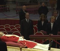 Unas 65 000 personas se despiden de Benedicto XVI en el primer día de velatorio oficial