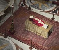La capilla ardiente de Benedicto XVI abre por segundo día en espera del funeral del jueves