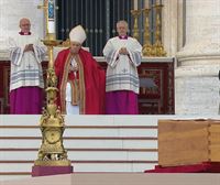 Benedikto XVI.aren hileta-elizkizuna hasi da, Frantzisko aita santua buru dela
