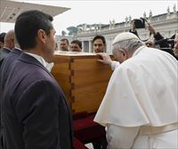 Benedikto XVI.aren omenezko elizkizuna hotza izan da