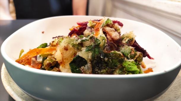 El 'Bar Mogambo' presenta el pintxo de langostinos con verduras en tempura.