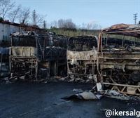 Un incendio quema nueve autobuses en un parking en Erandio