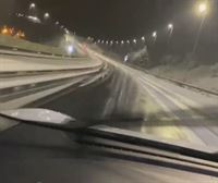 La nieve obliga a conducir con precaución en la AP-8