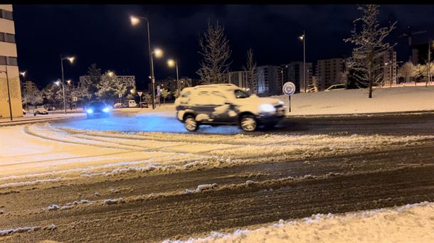 Circulación lenta en las carreteras de Álava por la nieve