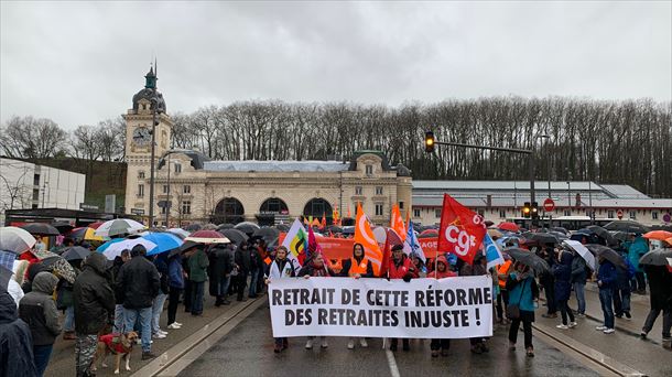 Grèves à Iparralde et en France, augmentation du salaire minimum et décret de Puigdemont sur l’euro