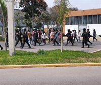 La Policía irrumpe en la Universidad de San Marcos de Lima y detiene a más de 200 personas