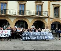 Concentración contra el acoso en Amorebieta-Etxano