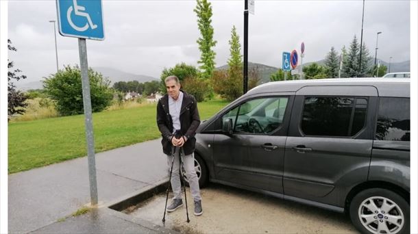 En busca de los conductores insolidarios que aparcan en zona de discapacitados
