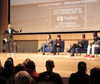 Representantes sociales y del mundo de la cultura acuden al preestreno de 'Review: Aita Mari'