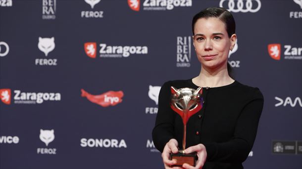 Laia Costa con su Premio Feroz. Foto: EFE