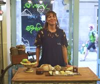 Nos explican cómo prepara una tabla de quesos, en la Quesería de Bilbao