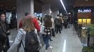 Largas colas desde primera hora de la mañana en la estación Bilbao Intermodal, para conseguir billetes gratis