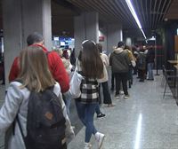Largas colas desde primera hora de la mañana en la estación Bilbao Intermodal, para conseguir billetes gratis