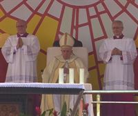 El Papa preside sentado una multitudinaria misa en República del Congo