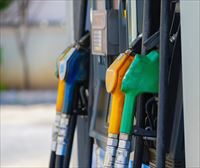 La gasolina baja 10 céntimos por litro, su primer descenso en tres meses, pero el diésel sigue al alza