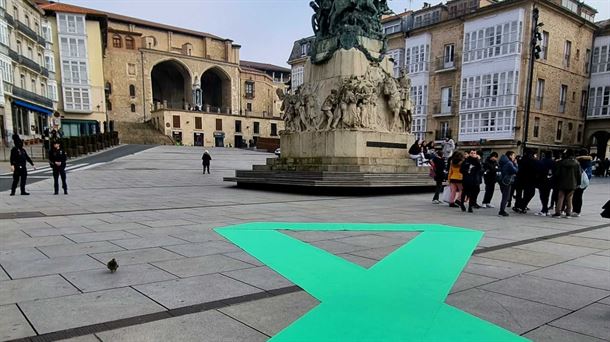 El lazo verde -símbolo de la lucha contra el cáncer- en la Plaza de la Virgen Blanca de Gasteiz