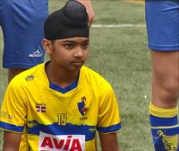 El joven futbolista de Arratia, Gurpreet Singht,  ha podido jugar de nuevo con su turbante 'patka'