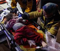 Comienza a llegar la ayuda humanitaria, mientras Turquía y Siria se afanan en rescatar a los sepultados