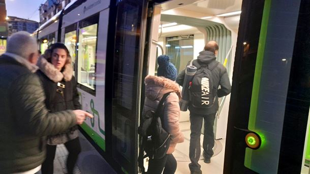 Primeras horas sin mascarilla en el transporte público de Vitoria-Gasteiz: muchos pasajeros siguen usándola 