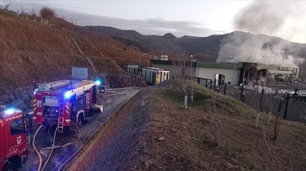 Incendio en la planta de comprensión de gas de Irun. Foto: Bomberos de Euskadi