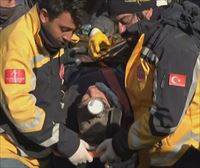 Rescatan a tres jóvenes en Turquía tras permanecer 198 horas atrapados entre los escombros