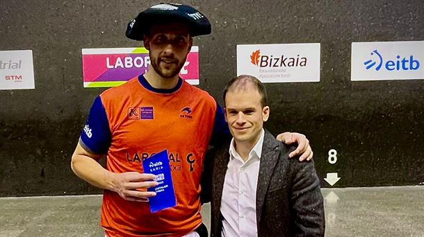 Imanol López recibió el premio de manos del director deportivo de EITB, Joseba Urkiola.