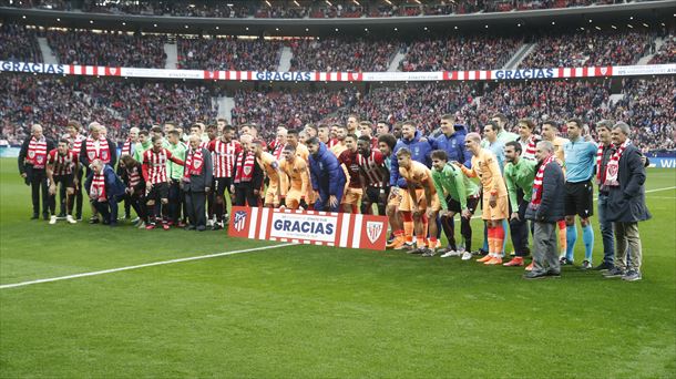 Athletic y Atlético Madrid, acompañados de exfutbolistas de ambos equipos, antes del partido (EFE).