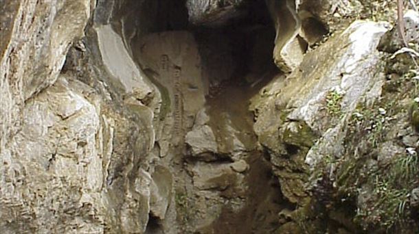 Imagen de la entrada de la cueva Lezetxiki en Arrasate (Gipuzkoa). Foto: EFE / Álvaro Arrizabalaga