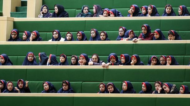 Niñas en un colegio de Teherán (Irán). Foto: EFE