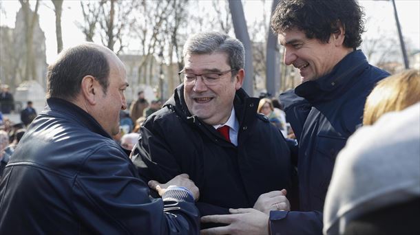 Ortuzar con Aburto y el diputado general Unai Rementeria. Foto: EFE