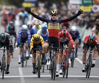 Merlier se enfunda el maillot de líder de la París-Niza tras ganar al esprint la primera etapa 